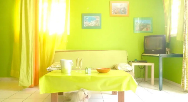 Studio in Marigot, With Wonderful sea View, Enclosed Garden and Wifi, Rezerwuj Apartament Hotele w Basse-Terre z parkingiem, Parking
