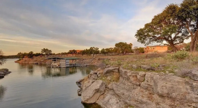 The Estate on Lake Travis - A 10 Acre Waterfront Escape for Groups, Забронировать Дом для отпуска Лаго-Виста Texas Hill Country