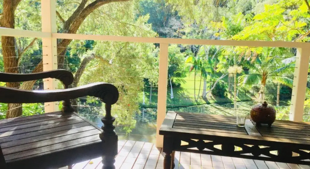 Двухместный люкс с видом на бассейн Sensom Boutique Bed and Breakfast