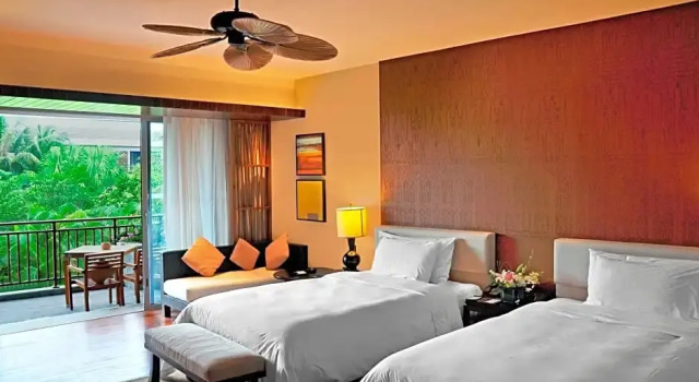 Четырёхместный номер Superior с балконом Le Méridien Shimei Bay Beach Resort & Spa