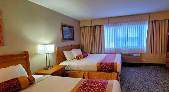Четырёхместный номер Standard с видом на горы Days Inn by Wyndham Penticton Conference Centre
