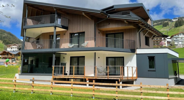 Апартаменты Bergzeit Flat Saalbach Directly on the ski Piste
