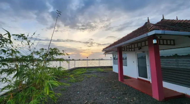 Номер Premium с видом на озеро Mira's PMC Lakeshore Resort
