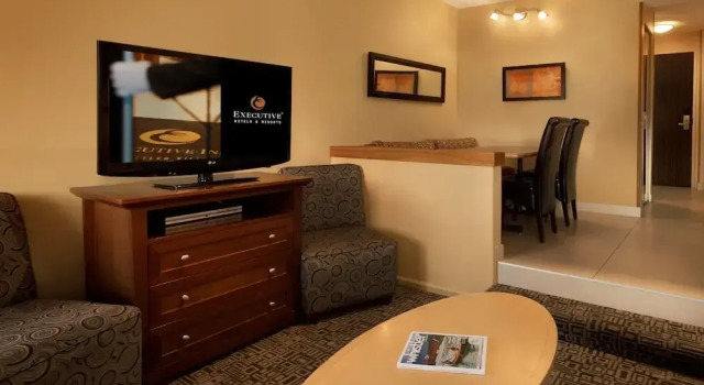 Mountain Side Hotel Whistler by Executive