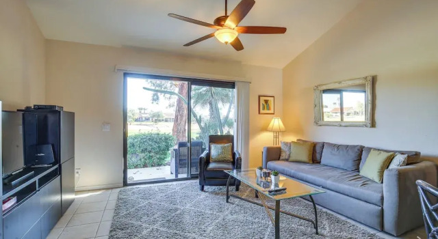 Palm Desert Condo w/ Patio & Golf Course Views!, Забронировать Апартаменты/квартира Отели Палм-Дезерт с парковкой, Парковка
