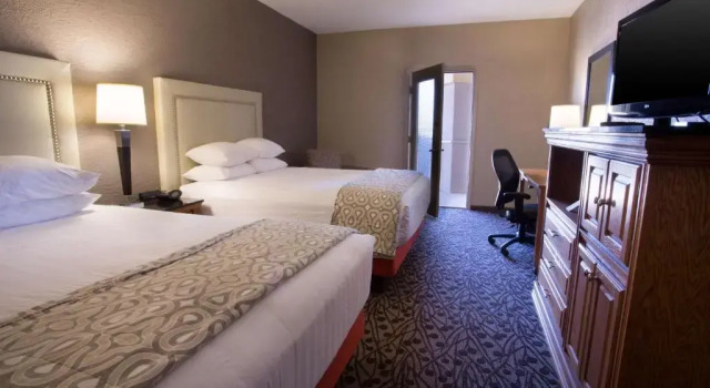 Четырёхместный номер Superior с балконом Drury Inn & Suites Amarillo