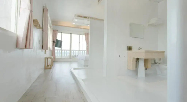 Номер Deluxe White&Light B&B