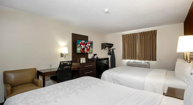 Четырёхместный номер Deluxe Red Roof Inn PLUS+ & Suites Malone