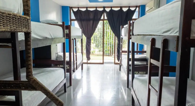 Кровать в общем номере Hotel Sol y Playa Montañita