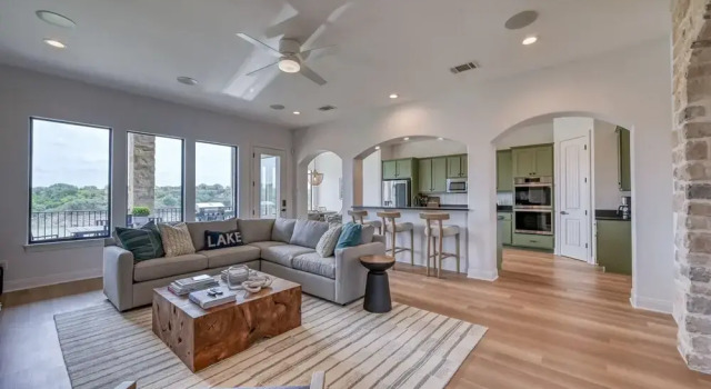 Luxury Lakefront Home-private Dock - Dipping Pool!, Book Hotel Hoteller i Spicewood med parkering, Parkering