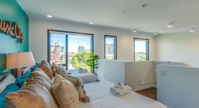 Illume Green Community Penthouse Corner Unit 1 Bedroom Condo, Забронировать Апартаменты/квартира Апартаменты Нэшвилл, рядом с Пивоваренная компания Yazoo, Апартаменты/квартира