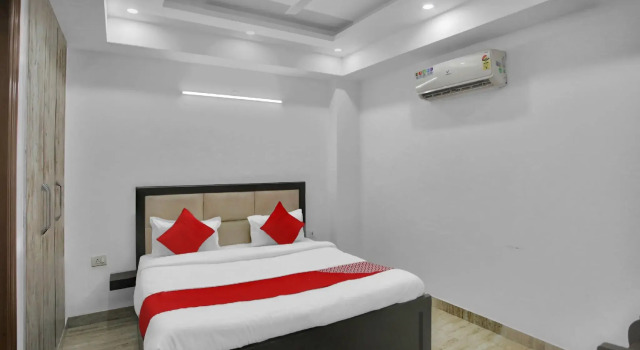 OYO 82100 Golden Residency, Забронировать Отель Нойда штат Уттар-Прадеш