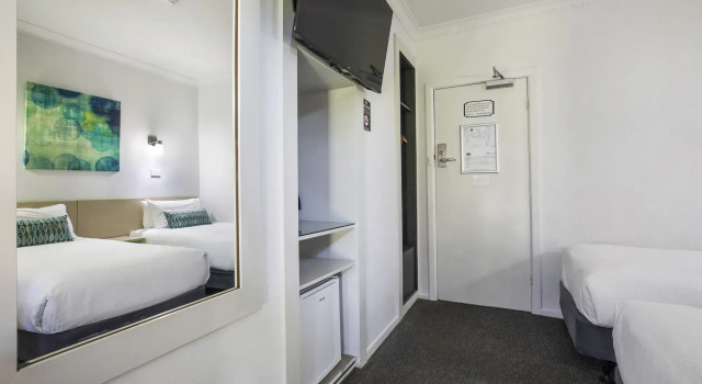 Nightcap at Skyways Hotel, Book Hotel Melbourne 
