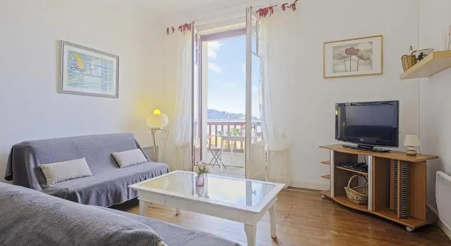 Nice quiet 3 1br with balcony and view on the beach of Hendaye Welkeys