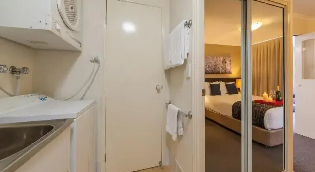 Апартаменты c 1 комнатой с балконом и с красивым видом из окна West End Central Apartments
