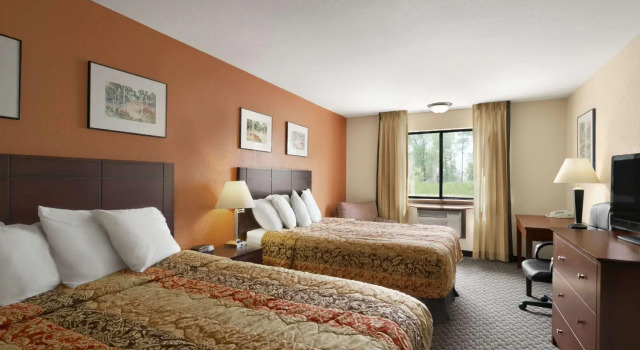 Standard Vierer Zimmer Days Inn & Suites by Wyndham Stevens Point