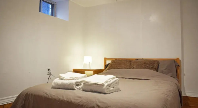 Downtown 2 Bedroom Family Home Next to Park, Varaa Hotelli Toronto 