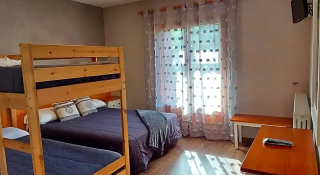 Четырёхместный номер Standard с балконом Hotel Casa Morlans