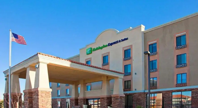 Кровать в общем номере Holiday Inn Express Hotel & Suites Twentynine Palms by IHG