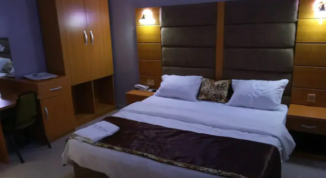 De-Bliss Gold Hotel & Suites
