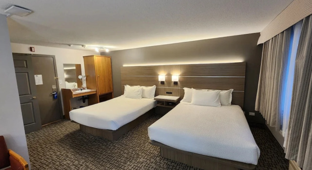 Четырёхместный номер Standard с видом на бассейн Days Inn by Wyndham Penticton Conference Centre