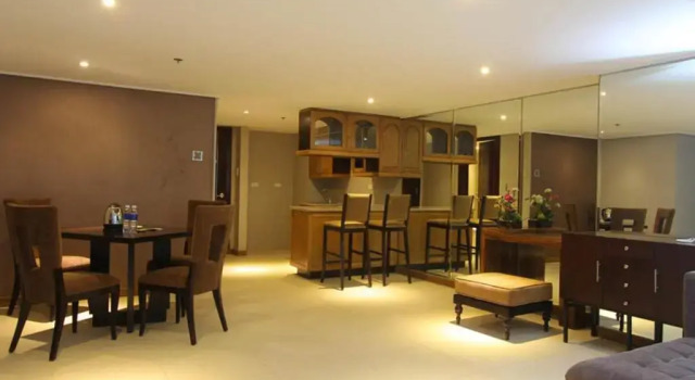 Полулюкс Crown Regency Hotel & Towers