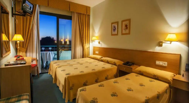 Номер Standard с балконом и с видом на бассейн Hotel Oca Vermar