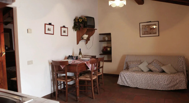 Apartment in a farmhouse with swimming pool