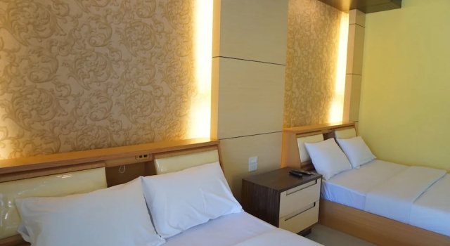 Кровать в общем номере Sangthong Andaman Resort