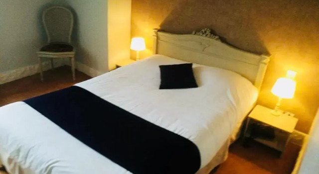 Le Cheval Blanc, Prenota Hotel Saint-Denis-de-l'Hôtel 