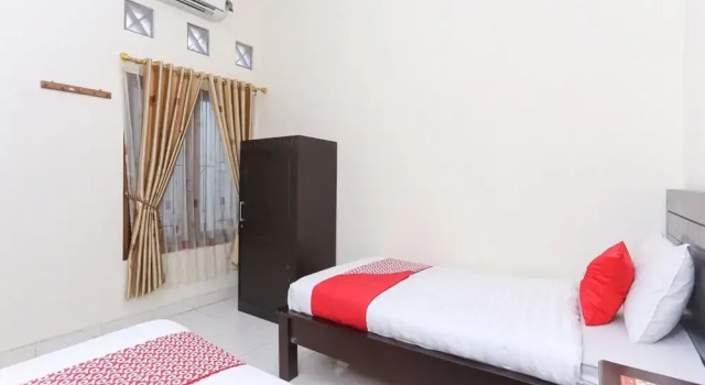 Oyo 1680 Dahlia Guesthouse, Book Hotel Umbulharjo 