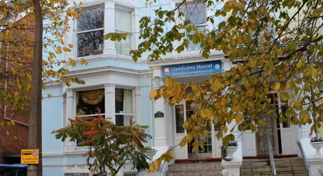 Llandudno Hostel, Забронировать Хостел Недорогие отели Лландидно, рядом с St. Mary &amp; St. Abaskhyron's Coptic Orthodox Church, недорого