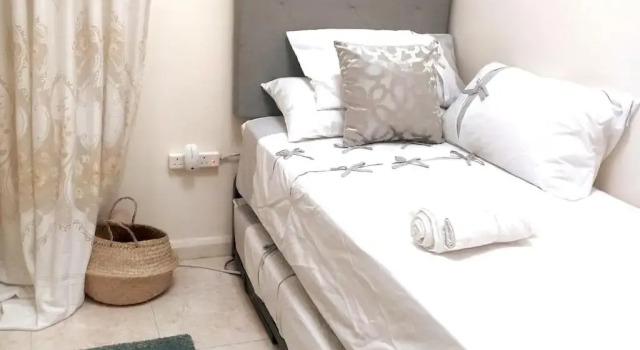 Best location 2 bed2 bath w/lift in town! (Kosher), Забронировать Отель Гибралтар Гибралтар