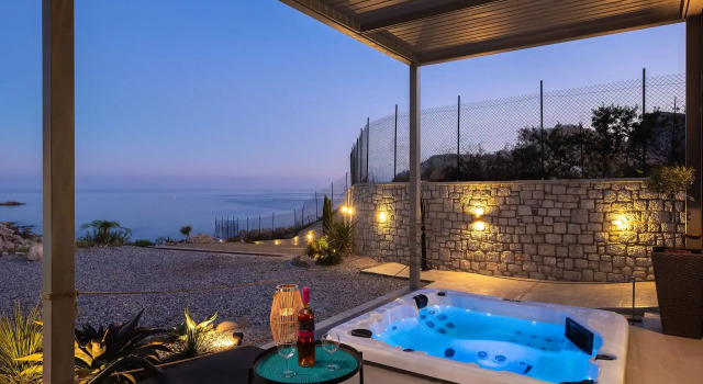 Люкс Luxury Цокольный этаж Aquamarine Luxury Suites - Stegna - Beachfront, Jacuzzi , Smart Home, Great View