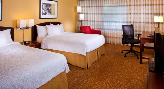 Четырёхместный номер Standard Sonesta Select Birmingham Colonnade