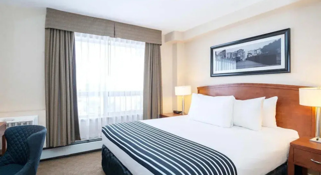 Четырёхместный семейный люкс Sandman Hotel & Suites Calgary West