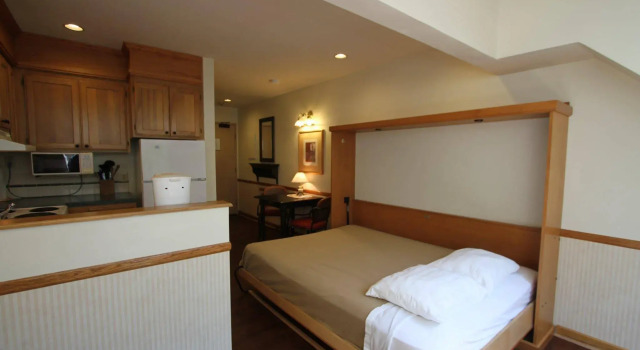 Clock Tower Resort, Забронировать Курортный отель Курортные отели Уистлер, рядом с Chateau Whistler Golf Course, Курортный отель