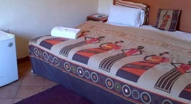 Golden Days Lodge, Book Hotel Hotels in Livingstone with Parking, Parking