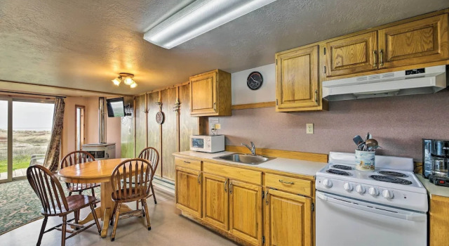 Коттедж Sanderling Sea Cottages, Unit 2: Walk to Coast!
