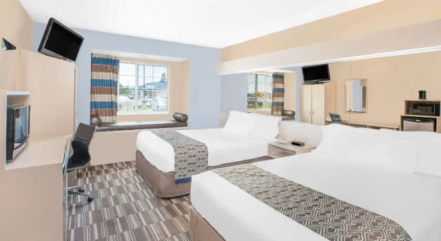 Четырёхместный номер Standard AmericInn by Wyndham Clear Lake