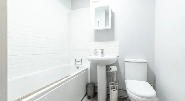 Апартаменты BEST PRICE! - 1 MIN TO THE SHOPS, BARS, PUBS & RESTAURANTS! PERFECT LOCATION - FREE PARKING - FREE WIFI - SMART TV - COMFY BEDS - 4 Single beds or 2 Doubles