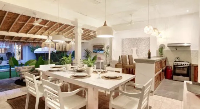 Affordable 4BR Villa | Seminyak-Canggu Border, Varaa Villa Mökit kohteessa Bali, Mökki