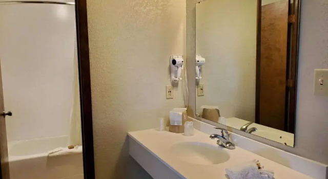 Четырёхместный номер Standard Days Inn and Suites by Wyndham Downtown Missoula-University