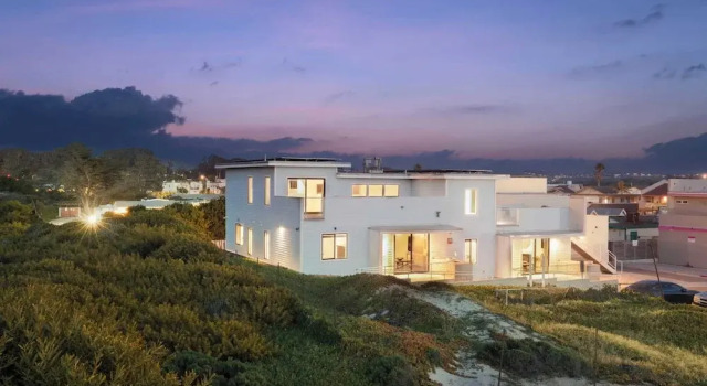 Коттедж Oceanfront 2BR + Rooftop Deck, & Beach Access Strand Way B