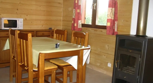 Wooden Chalet Close to Lake, Rezerwuj Chalet Le Syndicat Great Eastern Region