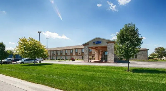 Кровать в общем номере Best Western Wapakoneta Inn