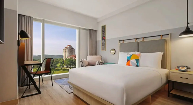 Standardowy dwuosobowy pokój z widokiem na pole golfowe Moxy Putrajaya