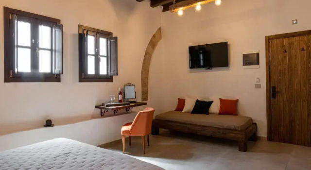 Люкс с красивым видом из окна Ancient Knights Luxury Suites