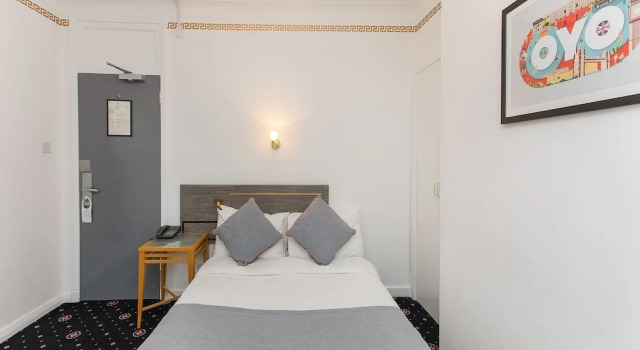 Номер Economy OYO Stade Court Hotel