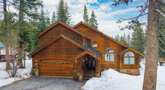 Коттедж 5 Mins to Ski Resort Ping Pong, Pool Table, Deck Donner Ridge by Avantstay